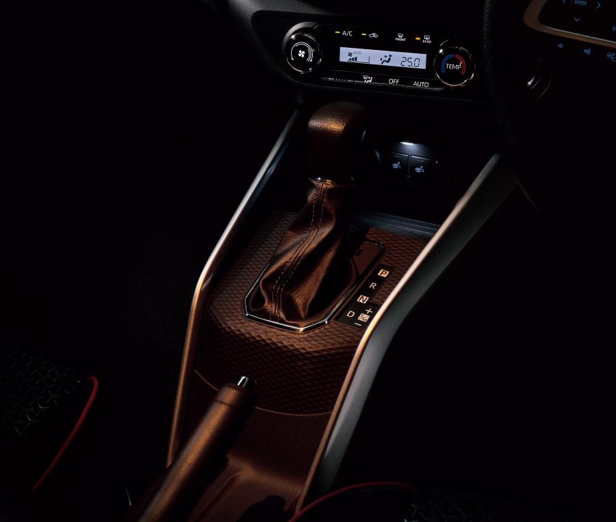 Детали интерьера Daihatsu Rocky Accessozied 2019 года  (фото 2 из 14)